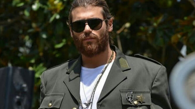 Can Yaman sospende la sua carriera per il servizio militare di leva. Ecco tutti i dettagli.