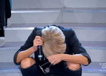 Uomini e Donne: Tina Cipollari ne combina un’altra delle sue “contagiando” anche la De Filippi