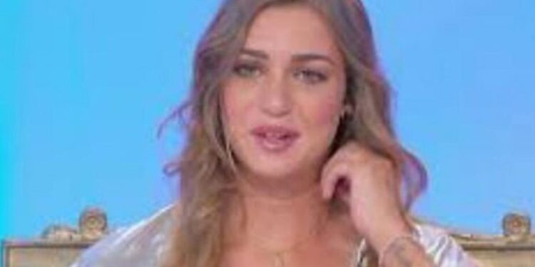 Uomini e Donne, Sara Tozzi: “Ecco il vero motivo per cui lascio il trono”. Per ora nessuna sostituta