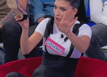Uomini e Donne, Giovanna tira una scarpa a Giulio: la reazione di Tina. Cos’era successo prima?