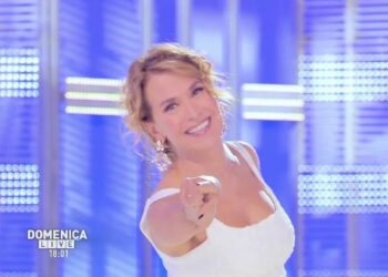 Domenica Live, ospiti ed anticipazioni domenica 17 novembre. In studio anche un personaggio lanciato da Uomini e Donne