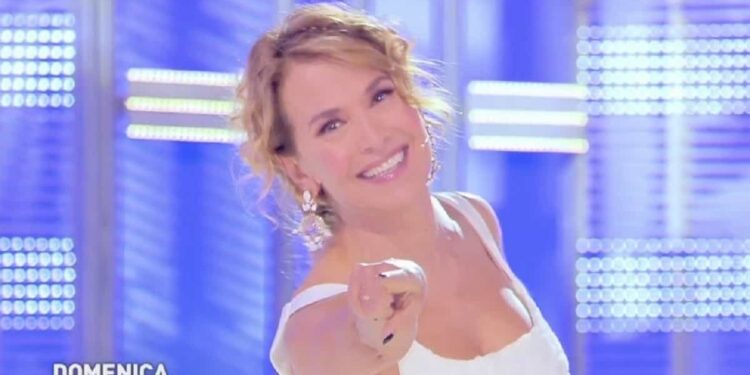 Domenica Live, ospiti ed anticipazioni domenica 17 novembre. In studio anche un personaggio lanciato da Uomini e Donne