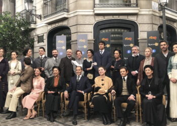 Una Vita, anticipazioni: va in scena l’amore impossibile tra due donne. Una cerca di respingere l’altra.