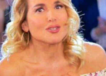 Domenica Live, anticipazione ed ospiti domenica 15 dicembre 2019. Nuova busta choc su due protagonisti delle scorse puntate.