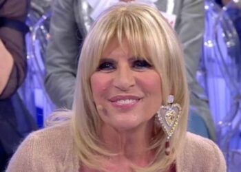 Uomini e Donne: personaggio molto vicino a Maria De Filippi commenta la storia tra Gemma e Juan Luis. E la dama replica a Giorgio.