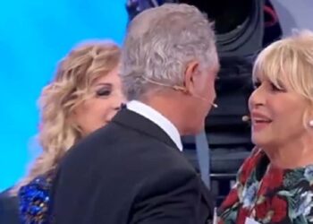 Uomini e Donne, anticipazioni: Juan Luis e Gemma piangono insieme e lui spiega perché il bacio “vero” non è ancora arrivato. Tina avverte la dama.