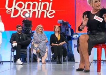 Uomini e Donne, anticipazioni di oggi, martedì 10 dicembre: Veronica e Armando si dicono addio. Gemma sfila vestita da angelo.