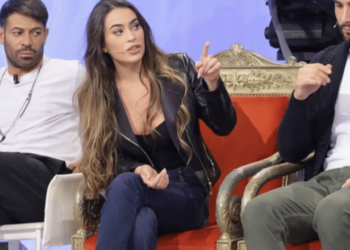 Uomini e Donne, anticipazioni di oggi, venerdì 13 dicembre: Veronica Burchielli telefona ad Alessandro Zarino dietro le quinte.
