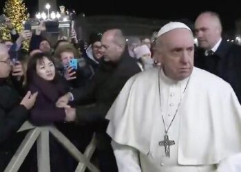 Papa Francesco perde la pazienza e schiaffeggia un fedele. (Video)