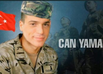 Can Yaman: ecco dov’è a militare. La sua foto (col nuovo look) mentre mangia con i commilitoni fa il giro del web.
