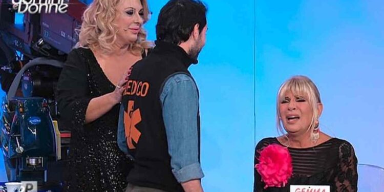 Uomini e Donne, anticipazioni di oggi, mercoledì 22 gennaio: un quasi svenimento per Gemma! La dama colpita da Massimiliano e Erik.