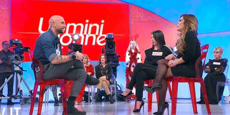 Uomini e Donne, anticipazioni di oggi, venerdì 24 gennaio: Erik e Valentina M. litigano. Arriva una nuova dama.