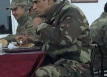 Can Yaman è il più “cercato” sul web dopo che la sua foto a militare ha fatto il giro del mondo!