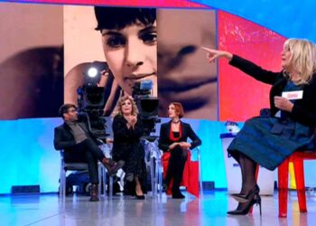 Uomini e Donne, anticipazioni di oggi, giovedì 30 gennaio: Tina attacca il pubblico. Gemma sfila imitando una diva italiana.