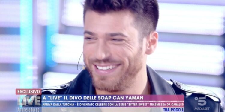 Can Yaman a Live – Non è la D’Urso: “Il mio rapporto con l’Italia”. Il “dolce” gesto per la conduttrice