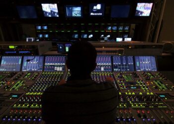 TV, il Coronavirus rischia di rivoluzionare i palinsesti: cosa sta succedendo