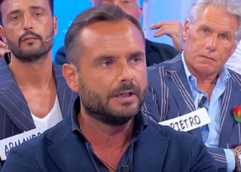 Uomini e Donne, Enzo Capo risponde a Pamela Barretta. Lei asfalta gli haters