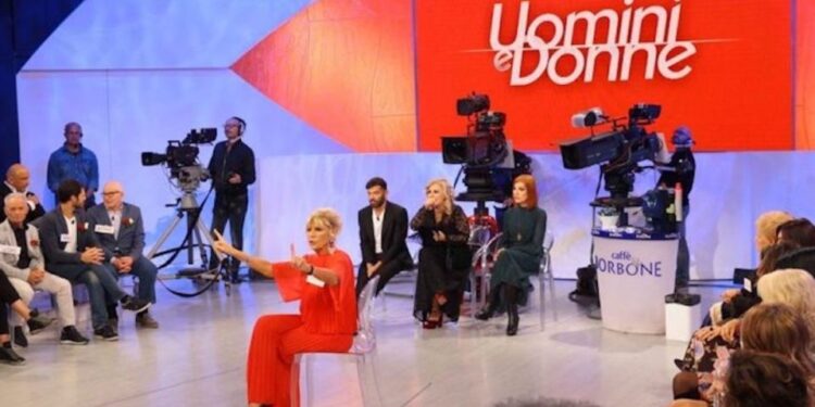 Uomini e Donne, il Coronavirus condiziona la puntata del Trono Over di oggi, mercoledì 11 marzo: ecco come