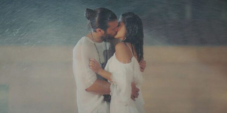 Daydreamer, il bacio in giardino tra Can e Sanem è costato caro all’attore turco: cosa è successo?