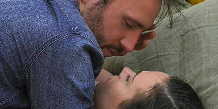 andrea e rosalinda gf vip rosalinda e zenga si baciano mi sento pure ridicola pero ci tengo a te 2584320 1