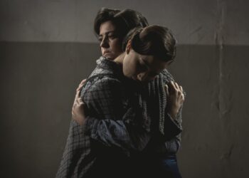 una vita anticipazioni 3 luglio Maite e Camino abbraccio