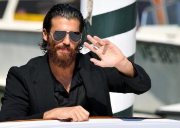 can yaman premiato alla mostra Can Venezia
