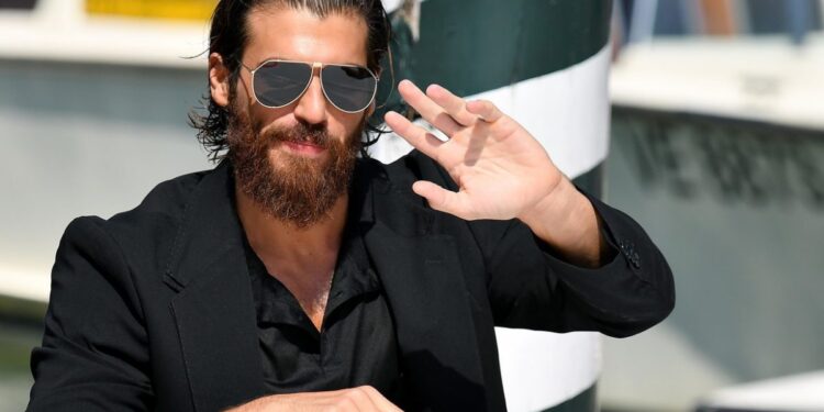 can yaman premiato alla mostra Can Venezia