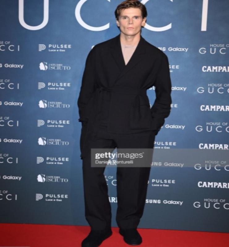 Alessandro-Egger-prèmiere-Milano-look-Getty-Images