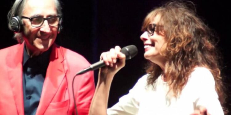 alice vita privata biografia carriera franco battiato ed alice durante un concerto di qualche anno fa 2070237