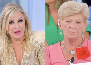 Uomini e Donne, anticipazioni 3 ottobre: volano ancora stracci tra Tina Cipollari e Pinuccia Della Giovanna. Maria De Filippi rimprovera Riccardo Guarnieri