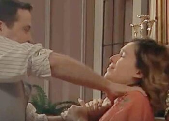 Una Vita, anticipazioni 11 ottobre: Aurelio sta per strangolare Genoveva ma qualcuno la salva. Casilda vuole far riavvicinare Dori e Felipe