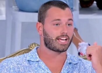 Uomini e Donne, anticipazioni 26 ottobre: Federico Dainese bacia una corteggiatrice e l’altra prende una drastica decisione. Come reagirà il tronista?