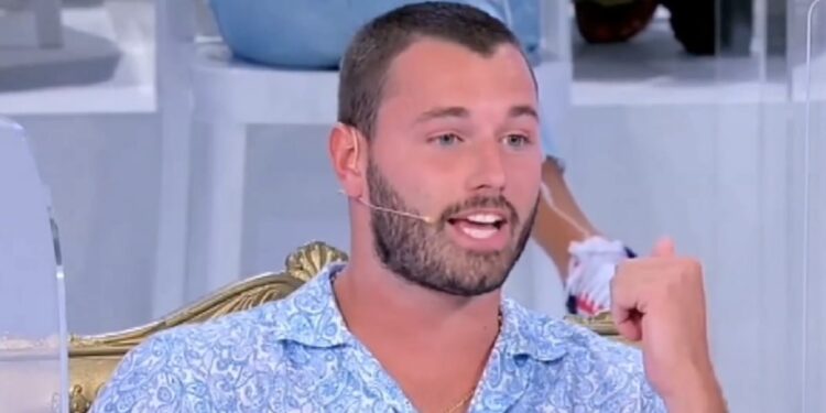 Uomini e Donne, anticipazioni 26 ottobre: Federico Dainese bacia una corteggiatrice e l’altra prende una drastica decisione. Come reagirà il tronista?