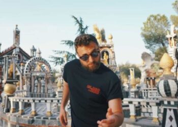 Perché Dargen D’Amico indossa sempre gli occhiali da sole? Svelato il segreto