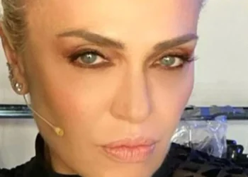 Paola Barale: vita privata, biografia, carriera, Instagram, marito, figli e curiosità sulla conduttrice e showgirl