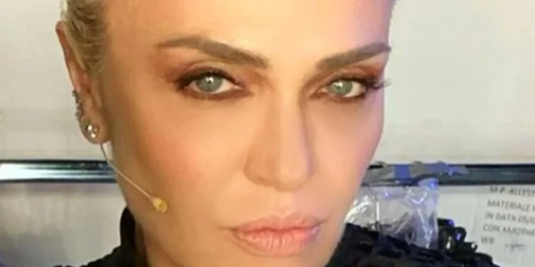 Paola Barale: vita privata, biografia, carriera, Instagram, marito, figli e curiosità sulla conduttrice e showgirl