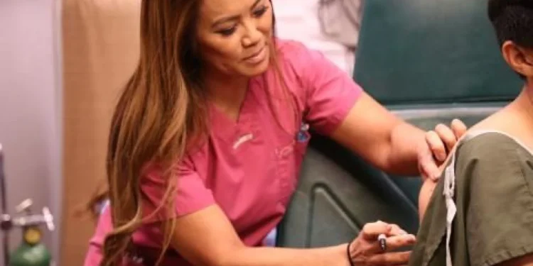 Chi è Pimple Popper la dottoressa schiacciabrufoli: nome vero, età, marito e dove vive