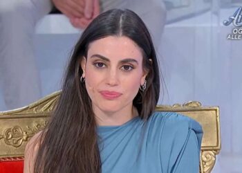 Uomini e Donne, anticipazioni 24 gennaio: Lavinia bacia ancora un corteggiatore. Carola si nega