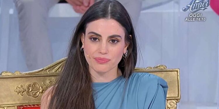Uomini e Donne, anticipazioni 24 gennaio: Lavinia bacia ancora un corteggiatore. Carola si nega