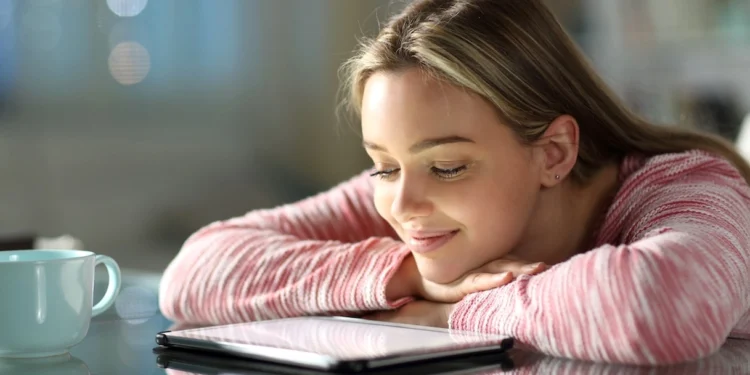 Erin Doom, chi è la scrittrice del libro più venduto in Italia