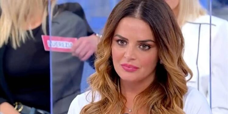 Uomini e Donne, anticipazioni 13 marzo: colpo di scena per Roberta, che continua a litigare con Nicole