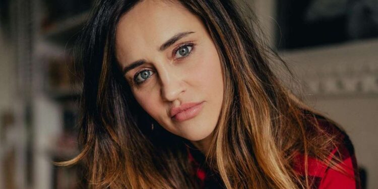 Un posto al sole, anticipazioni 14 marzo: Viola riflette sui propri sentimenti e sull’opportunità di parlare con Eugenio