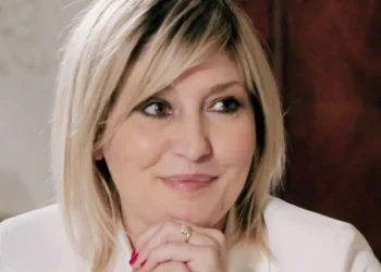 Un posto al sole, anticipazioni 17 maggio: Lara si gode l’inserimento di Tommaso nella famiglia Ferri