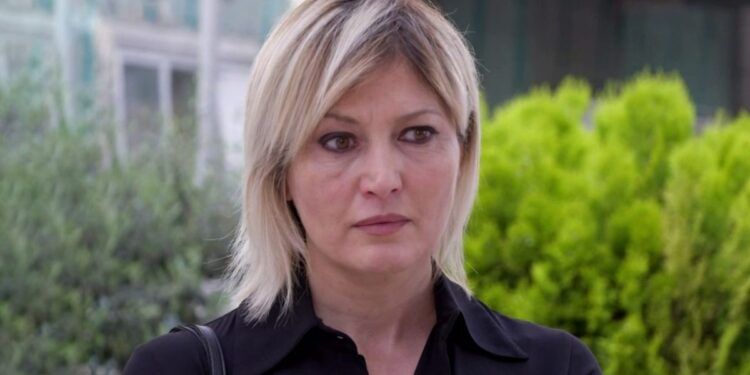 Un posto al sole, anticipazioni 12 maggio: Lara si presenta a Palazzo Palladini con Tommaso