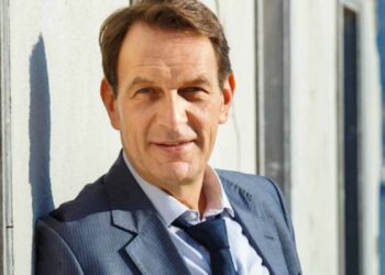 Un posto al sole, spoiler nuove puntate: Roberto scopre la verità su Tommaso