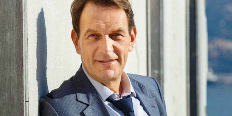 Un posto al sole, spoiler nuove puntate: Roberto scopre la verità su Tommaso