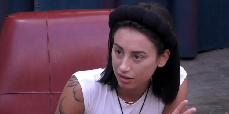 Grande Fratello: Letizia Petris spiega a Valentina Modini il motivo della sua nomination