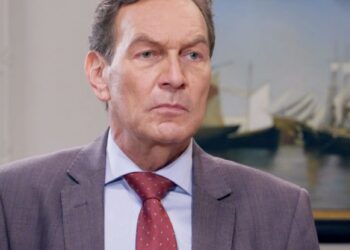 Un posto al sole, anticipazioni 11 ottobre: Roberto prende una decisione su Lara