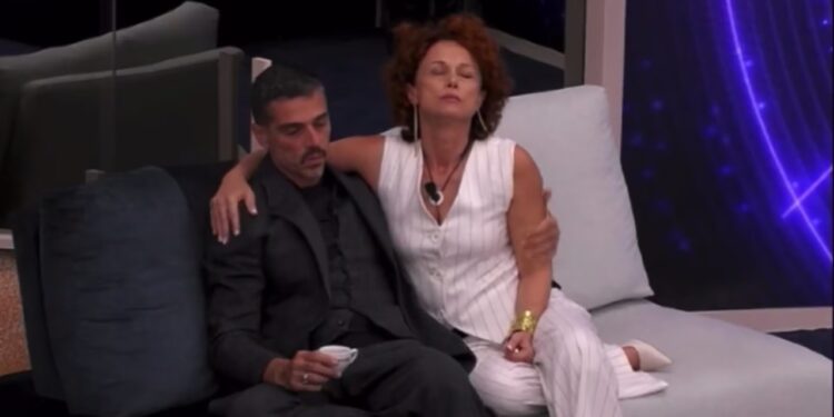 Grande Fratello, Beatrice Luzzi consola Massimiliano Varrese al termine dell’11esima puntata