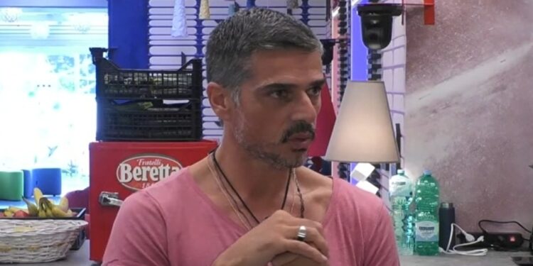 Grande Fratello: Massimiliano si confida con Valentina parlando di Heidi